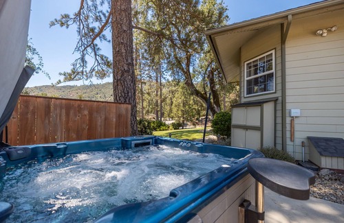 Oakhurst Villa | Riverbend Retreat 5-bedroom villa with spa, pond, gym, and private bar.