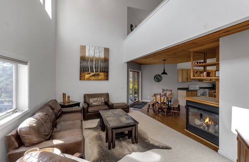 Great Valley House | Riverbend Retreat - 8 minutes to skiing or town!