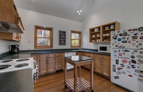 Great Valley House | Riverbend Retreat - 8 minutes to skiing or town!