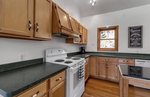 Great Valley House | Riverbend Retreat - 8 minutes to skiing or town!