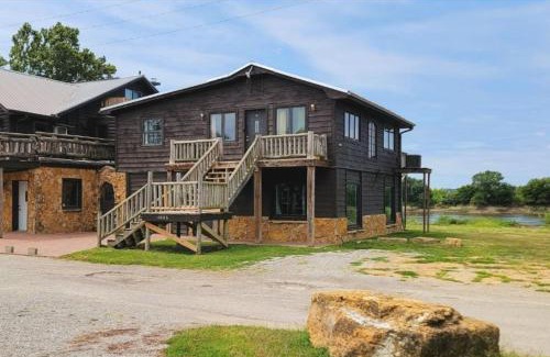 St. Joseph House | Riverfront 2 bdrm Jacuzzi Cabin with Sunset Balcony