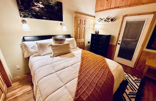 Jonesborough Cabin | Riverfront 2 Bedroom Cabin on the Nolichucky River