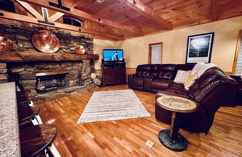 Jonesborough Cabin | Riverfront 2 Bedroom Cabin on the Nolichucky River