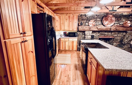 Jonesborough Cabin | Riverfront 2 Bedroom Cabin on the Nolichucky River