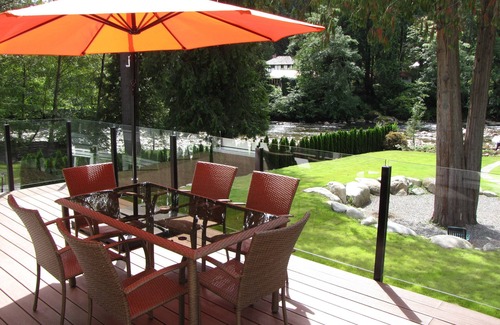 District of North Vancouver House | Riverfront Bed and Breakfast - Capilano Room