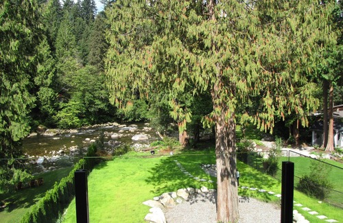District of North Vancouver House | Riverfront Bed and Breakfast - Capilano Room