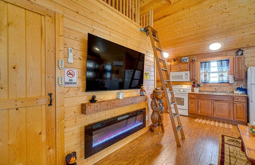 Walland Cabin | Riverfront Cabin Near Smoky Mountain National Park