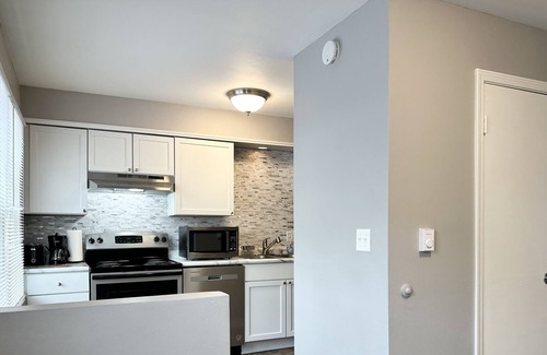 Yorkville House | Riverfront/Fast Wi-Fi/Comfy beds/Fishing/RW Waterpark/Kayak & Canoe/Free parking