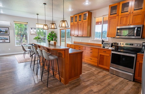 Troy House | ♥ Riverfront Fishing Lodge w/Hot Tub 5 Mins to Town♥