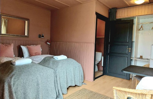Hella House | Riverfront Lodge Hella