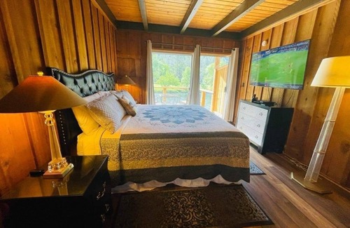 Shady Cove Cabin | Riverfront Lodging River Room 19
