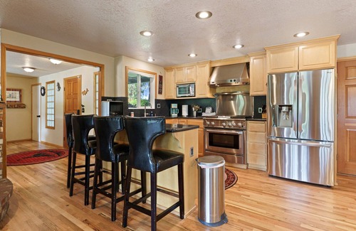 Tumalo House | Riverfront Paradis in Tumalo – Otter Run - Hot Tub, Sauna, Deck, Pet Friendly!