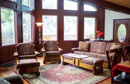 Yosemite Forks House | Riverfront Property with Waterfalls near Yosemite and Bass Lake
