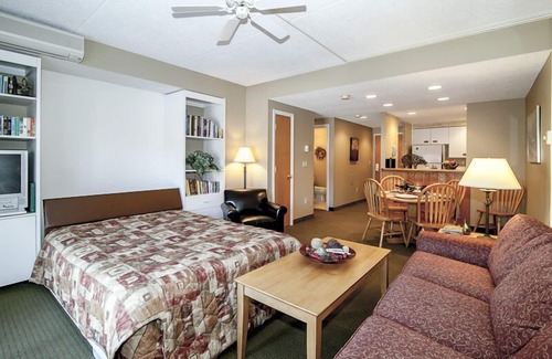 Lincoln Hotel | Rivergreen Resort