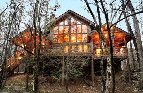 Gatlinburg - Pigeon Forge House | Rivers Edge, 3 Bedrooms, Sleeps 8, On Stocked Stream, Hot Tub, Grill