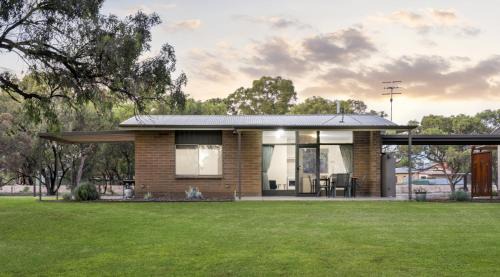 Paringa House | Riversands Rest Accommodation Paringa - Coobah Cottage
