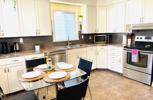 Northeast Edmonton House | Riverside 4 bdrm w 2 KING beds 10min DT Sleeps 8!