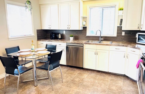 Northeast Edmonton House | Riverside 4 bdrm w 2 KING beds 10min DT Sleeps 8!