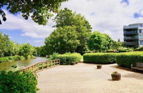 Maidstone Apartment | Riverside Apartment with Parking 1 Mile from Town Centre