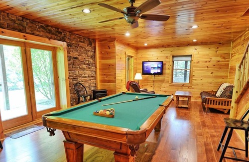 Warrensville Cabin | Riverside at Eagle Ridge-River Front Cabin w/Hot Tub, Pool Table, Fire Pit, AC
