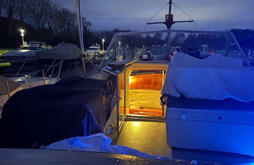 Windsor Cabin | Riverside Boat Retreat on the River Thames