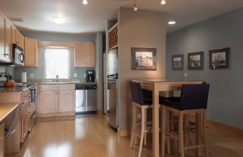 Old Town Chinatown Condo | Riverside condo, high speed internet, pool & hot tub, safe, free deeded parking.