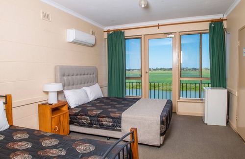 Seymour Hotel | Riverside Hotel Motel