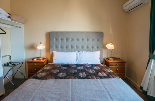Seymour Hotel | Riverside Hotel Motel