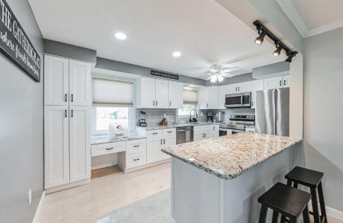 Alabama Grove Terrace House | Riverside Retreat: Deck Bar, FirePit, Boat Parking
