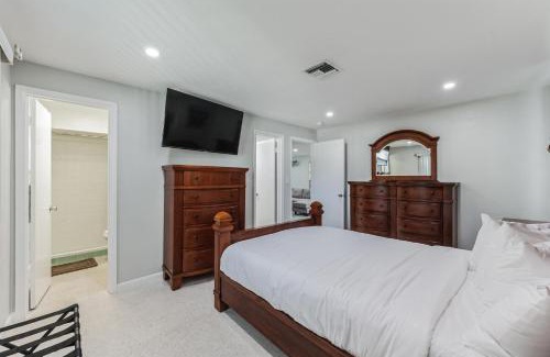 Alabama Grove Terrace House | Riverside Retreat: Deck Bar, FirePit, Boat Parking