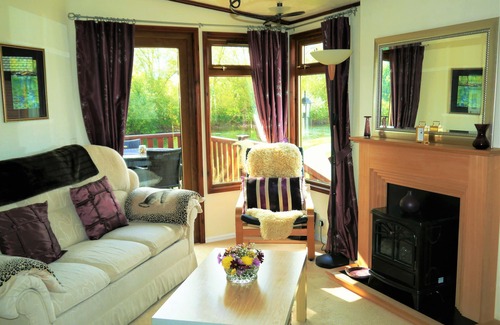 Tiddington Cabin | Riverside Wooden Lodge, Stratford-upon-Avon