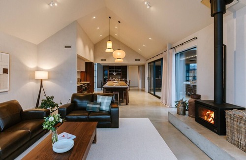 Wanaka House | Riverslea | Sleeps 10 | Pool