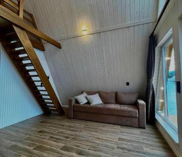 Pilipets Ski Chalet | Riverview cottage
