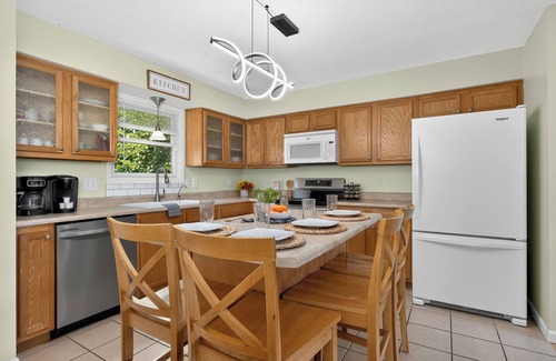 Aurora House | Riverview Home Near Creation Museum/Ark/Ski/Bikes/Cincinnati/Hot Tub-Sleeps 11