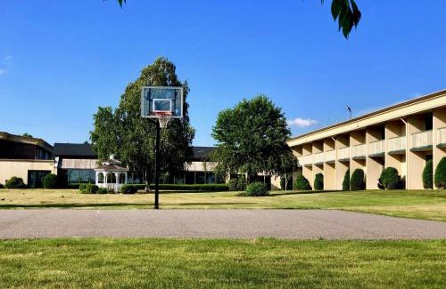 Somerset Hotel | Riverview Inn & Suites
