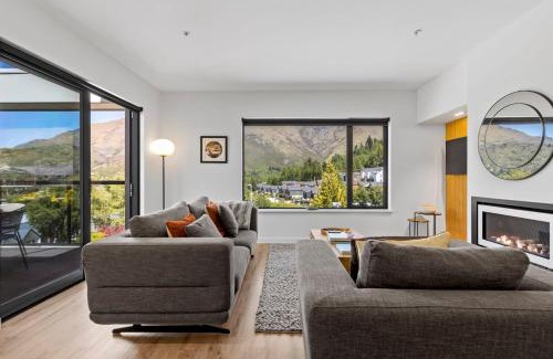 Arthur's Point Apartment | Riverview Penthouse - Apartment 19