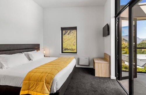 Arthur's Point Apartment | Riverview Penthouse - Apartment 19