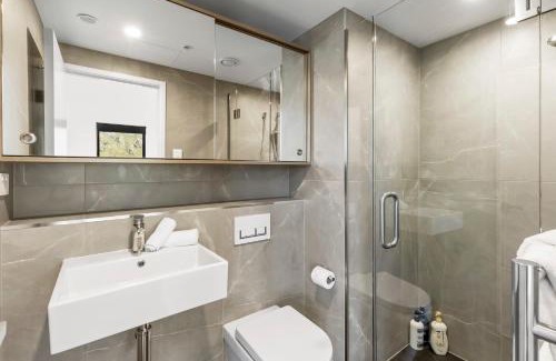 Arthur's Point Apartment | Riverview Penthouse - Apartment 19