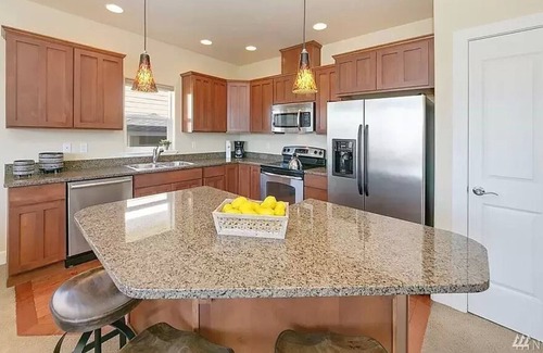 Quincy House | Riverview Villa