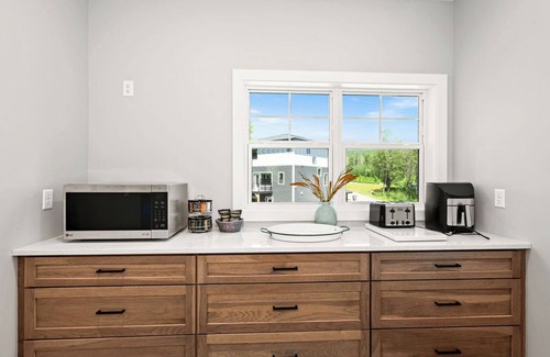 Duluth House | RiverWest Sunrise View - Brand new river view - Dog friendly- Sauna