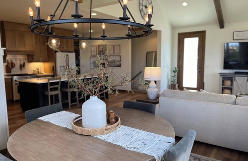 Village of Richfield House | RNC? Executive Ranch on 1.5 acres w/private patio inc hot tub. 30 min to MKE