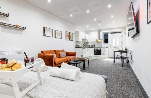 Cradley Apartment | RNM - Business Contractor Ready, Quiet, Private Access & Entire Place, Kitchen & Washroom with amenities, Smart Tv, Easy Access, Fast Starlink WiFi, Parking Nearby