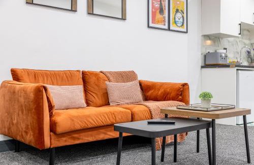 Cradley Apartment | RNM - Business Contractor Ready, Quiet, Private Access & Entire Place, Kitchen & Washroom with amenities, Smart Tv, Easy Access, Fast Starlink WiFi, Parking Nearby