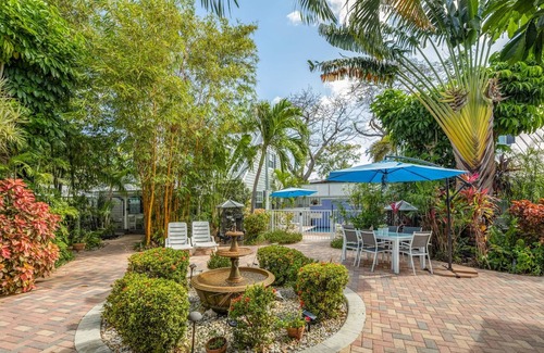 Old Town Apartment | Road s End by Brightwild Steps to Duval St