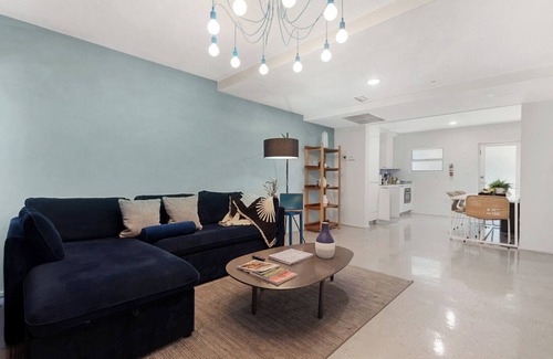 South Pointe Apartment | Roami at 250 Collins