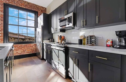 Arts/Warehouse District House | Roami at The Lola | Group Friendly | 4 Bed Combo