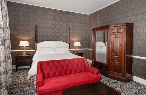 Historic District Hotel | Robert Johnson Townhouse, Historic Inns, Fireplace, Downtown Locale