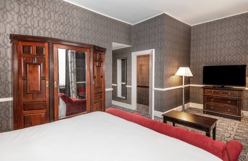 Historic District Hotel | Robert Johnson Townhouse, Historic Inns, Fireplace, Downtown Locale