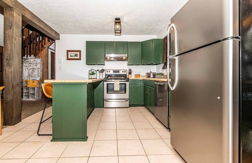Briar Crest Woods Ski Chalet | Robin's Nest ~ Hot tub ~ Firepit ~Kids Indoor Treehouse ~Gameroom ~Close to Ski