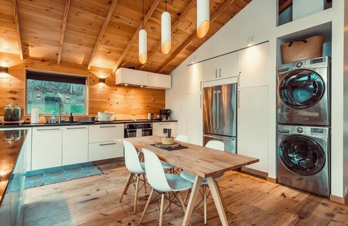 Weaverville Cabin | Robin's Nest Retreat in charming Weaverville